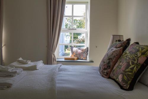 Cashel Casa | Hill House Lodge sleeps 6 Overlooking the rock of Cashel