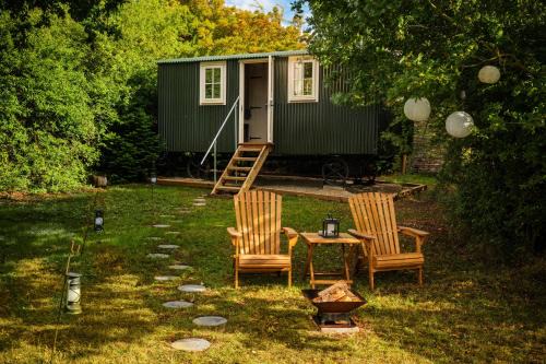 Purleigh Otro | Hill Top Hideaway Shepherds Hut with Hot Tub