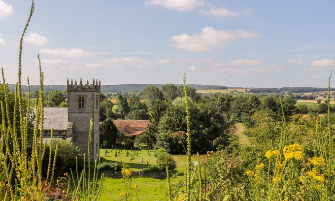 Stonegrave Cabaña | HILL TOP, pet friendly, character holiday cottage in Hovingham