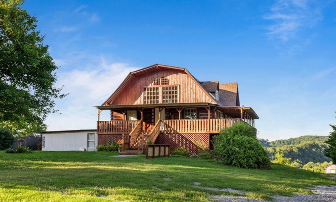 Sevierville Cabina | Hillbilly Highrise with Hot Tub