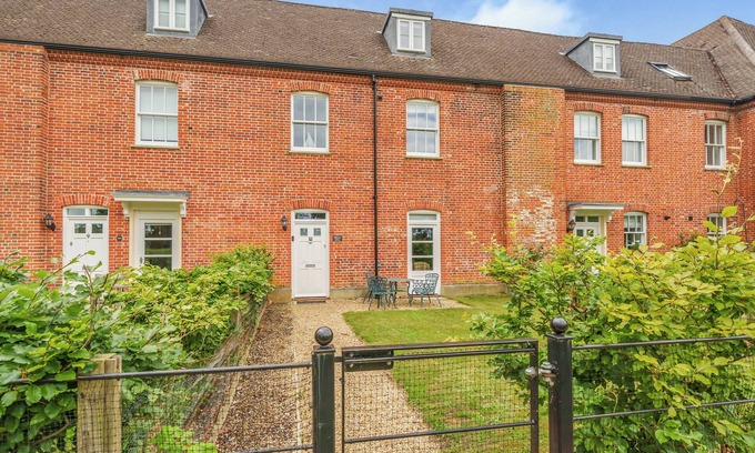 Blythburgh Cabaña | HILLCREST, BLYTHBURGH, family friendly, with pool in Southwold