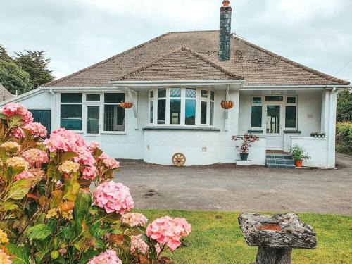 Berrynarbor Casa | Hillcrest Coastal Retreat close to Sandy Cove