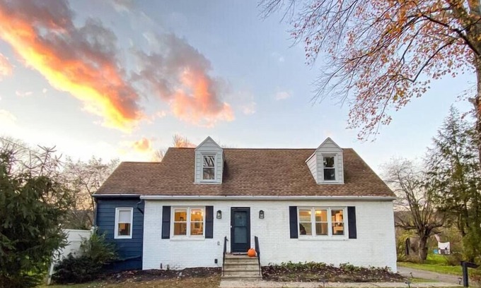 Hurley Casa | Hillcrest Cottage - Sunny & Stylish near Kingston
