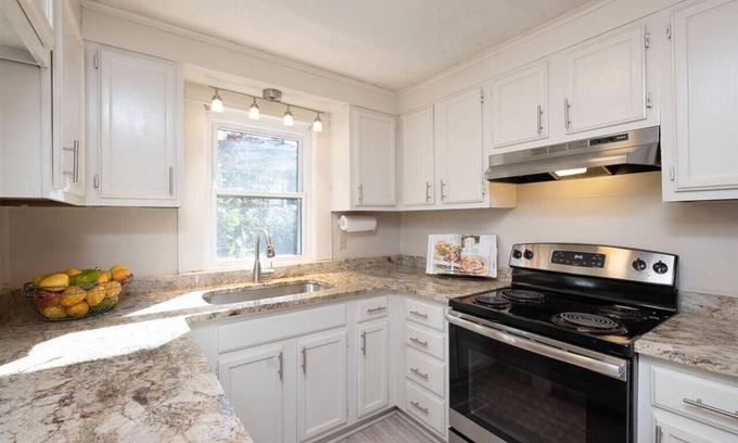 Hillcrest Casa | Hillcrest Haven: 2BR Gem