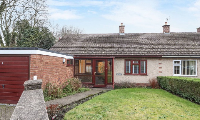 Cefn-mawr Cabaña | HILLCREST, pet friendly, with a garden in Chirk