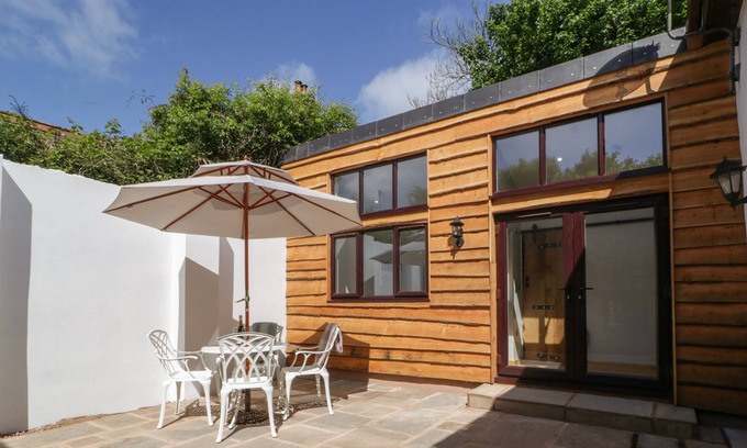 Burlescombe Cabaña | HILLFARROW HIDEAWAY, pet friendly, with a garden in Uffculme
