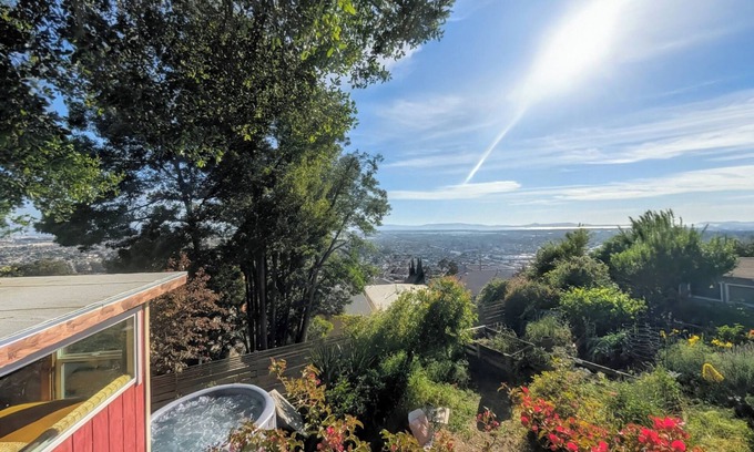 Oakland Cabaña | Hills Cottage with Panoramic Views & Hot Tub. Pet Friendly!