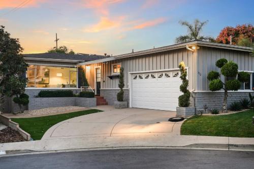 Middletown Casa | Hills Hideaway by CoastVH - Luxury Midtown 3br