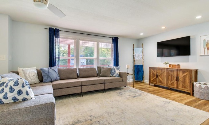 Hillsboro Casa | Hillsboro Hideaway with Private Hot Tub and Bunkhouse!