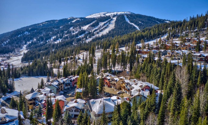Sun Peaks Chalet De Esquí | Hillside 3 Level Ski In & Out 3 Bedroom, 3 Bath w/ Hot Tub & BBQ! License #1031