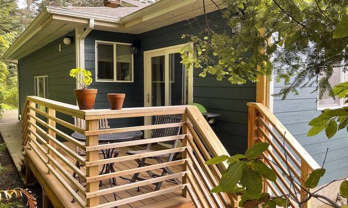 Gold Beach Apartamento | ‘Hillside Abode’ Couples Escape 2 Miles to Coast!