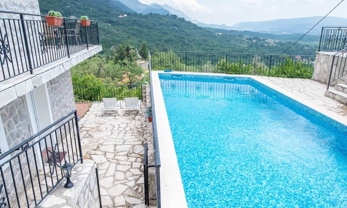 Tivat Casa | Apartamento en la ladera con impresionantes vistas al mar y las montañas, mar 2 km, piscina
