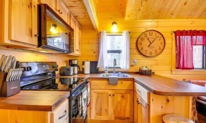 Traphill Casa | Hillside cabin with fire pit and mountain views!