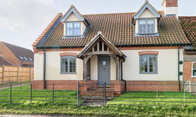 Beeston Cabaña | HILLSIDE COTTAGE, family friendly, with a garden in Necton
