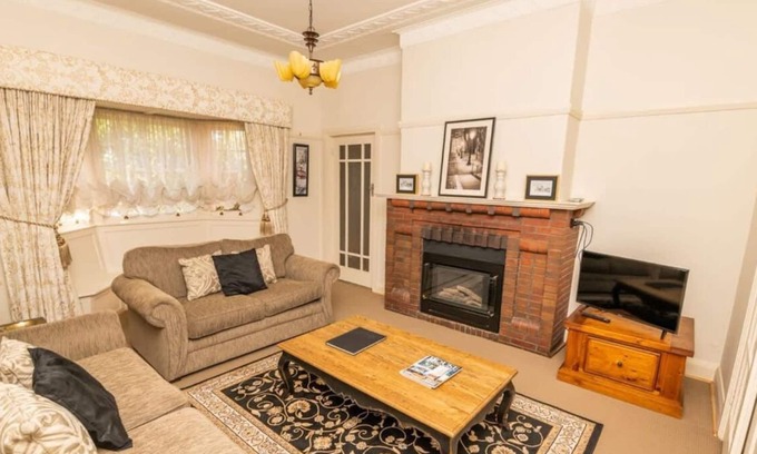 Bathurst Casa | Hillside Cottage Bathurst │ Comfy, Spacious, Walk to CBD & Stannies