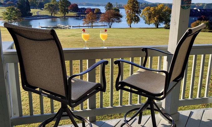 North Shore Condominio | Hillside Haven - Cozy Condo at Smith Mountain Lake