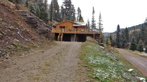 Red River Casa | Hillside Haven - Pet Friendly - WiFi - Satellite - Wood Burning Stove - Large Deck - Two Living Rooms