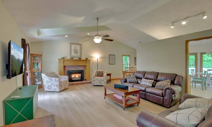 Weaverville Casa | Hillside Hideaway near Blue Ridge Parkway, secure gear storage, w/free Biltmore Pass