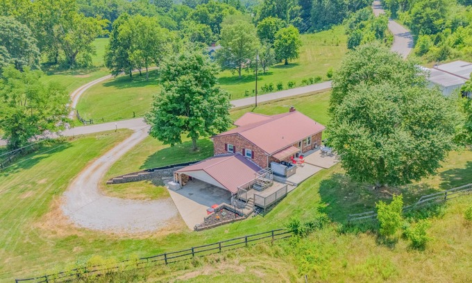 Frankfort Casa | Hillside Hideout With Scenic Bluegrass Hot Tub Views!