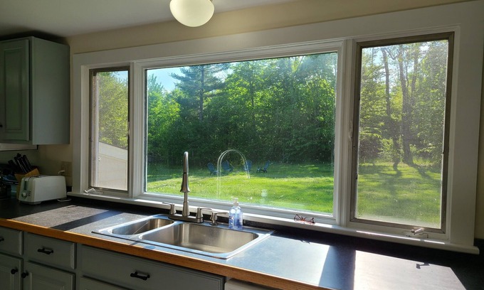 Sandwich Casa | Hillside home minutes to Center Sandwich and Moultonboro. Single floor living.