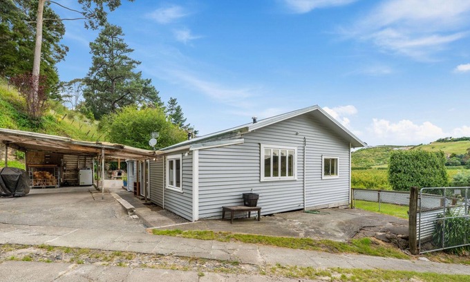 Bay View Casa | HILLSIDE HONEY – NAPIER HOLIDAY HOME, with a garden in Napier