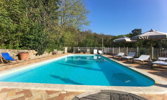 Donoratico Casa | Retiro con piscina y spa en la ladera