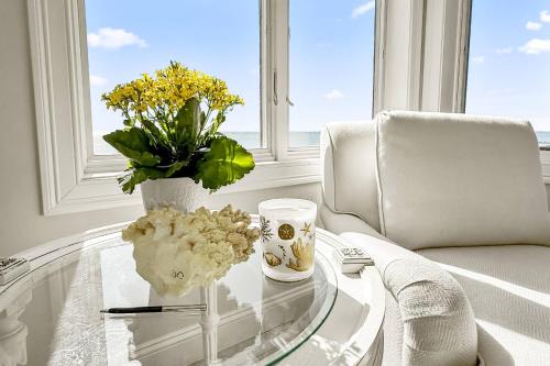 Milford Casa | Hillside's Setting Sun Waterfront Retreat