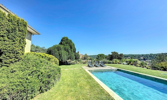 Carces Villa | Villa con piscina y vista panorámica a pie del pueblo de Carcès. Cerca de lorgues