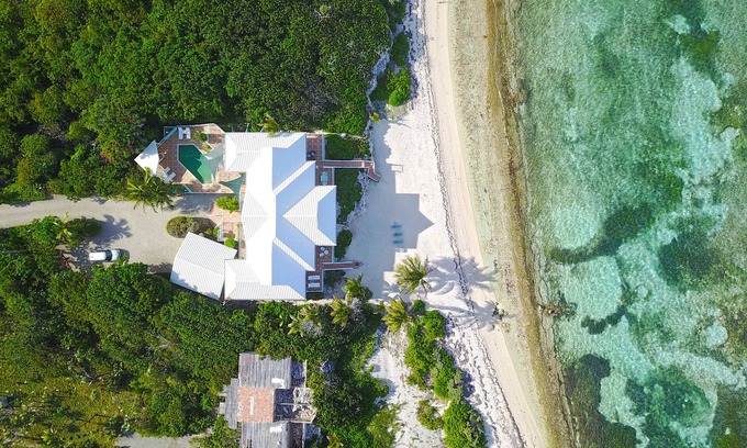 North Side Casa | Hilltime: Villa Rum Point con piscina, amplia playa y terrazas frente al mar