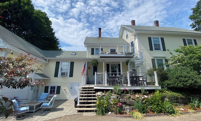 Waldoboro Apartamento | Hilltop 3BR Getaway w/ Chef BBQ, Fire Pit, Patios & Room to Relax