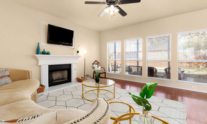 Far North Central Casa | Hilltop 5BR Retreat, Game Lounge Chef’s Kitchen