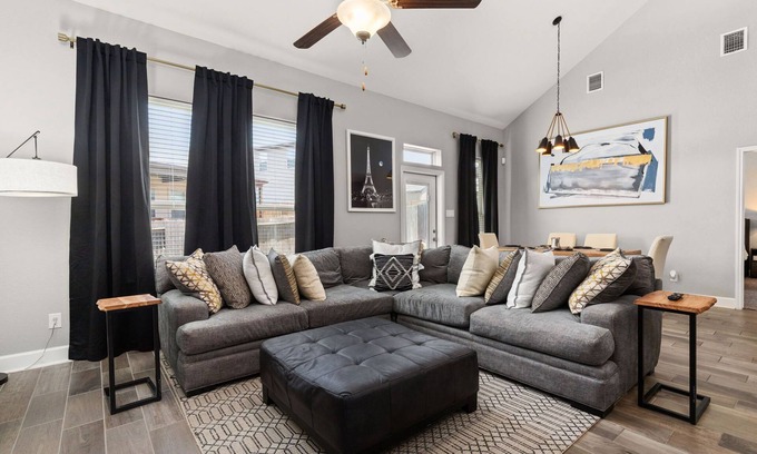 Timberwood Park Casa | Hilltop Casa | Chef Kitchen, Gated Entry, Office