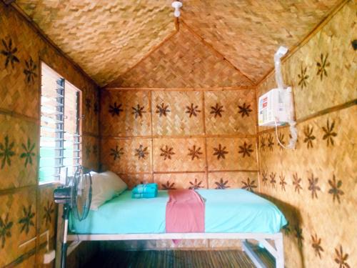 Coron Town Proper Chalet De Esquí | Hilltop chalet, with AC, private bathroom, kitchen & balcony with views