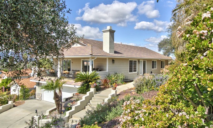 Fallbrook Casa | Hilltop Comforts