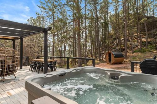 Custer Casa | Hilltop Cottage
