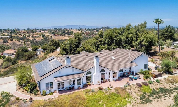 Fallbrook Casa | Hilltop Estate with 4 KING Bedrooms and incredible sunrise and sunset views.
