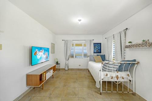 Florencio Casa | Hilltop Getaway with Huge Terrace