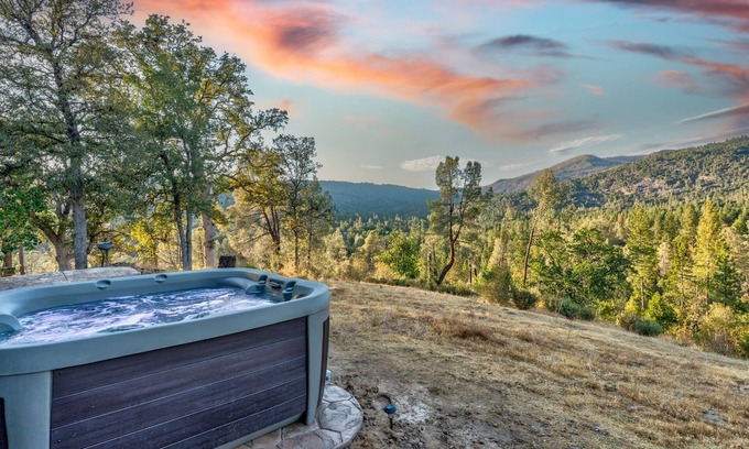 Yosemite Forks Casa | Hilltop Haven- Bright and Modern Cabin w/ hot tub and stunning views!