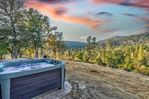 Yosemite Forks Casa | Hilltop Haven- Bright and Modern Cabin w/hot tub and stunning views