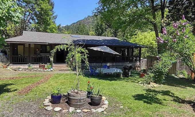 Willow Creek Cabaña | HILLTOP HAVEN 2BR Cottage Serenity for your family & pets Massage/Yoga avail