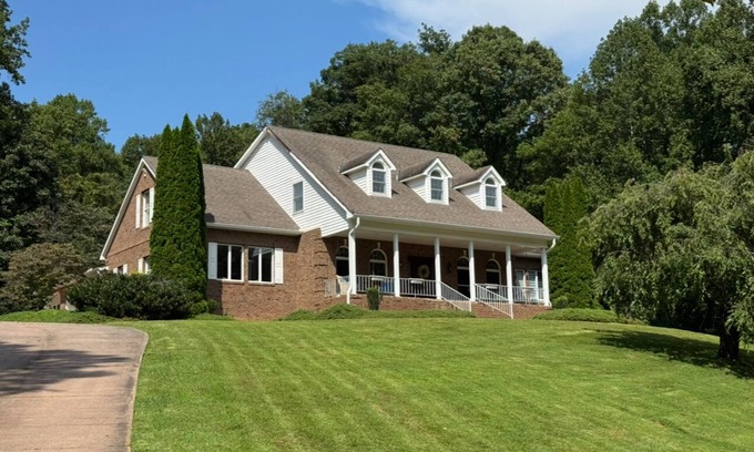 Fairview Casa | Hilltop Haven-Spacious 6-bedroom house sleeps 10 with pool table near Asheville