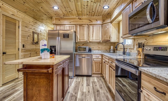 Sevierville Cabina | Hilltop Hideaway 3 Bedroom Cabin by RedAwning