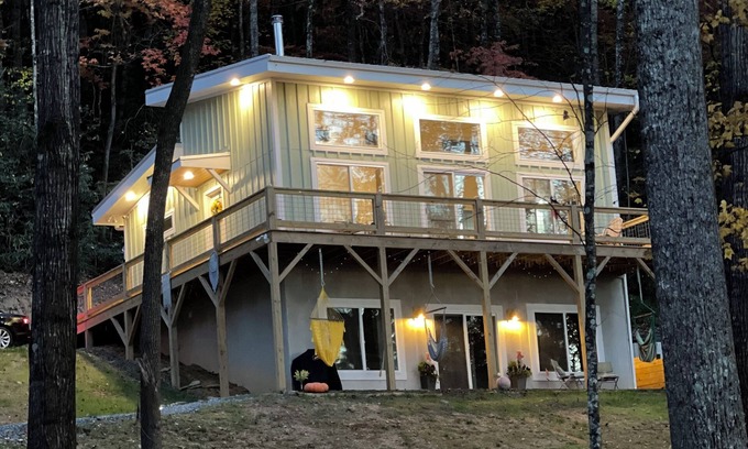 Old Fort Casa | Hilltop Hideaway - 4-bedroom house in perfect Old Fort