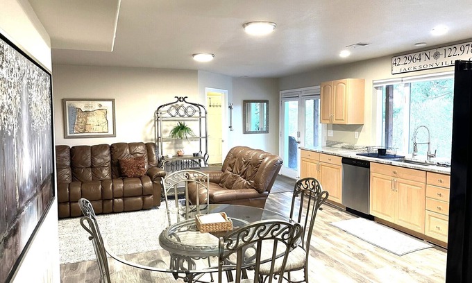 Jacksonville Casa | Hilltop Hideaway~Brand New~5 min to Downtown~BBQ~Firepit~Amazing Views