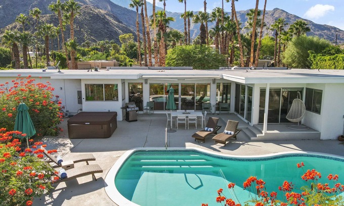 Little Tuscany Casa | Hilltop Hideaway - Hillside mid-century modern vacation home