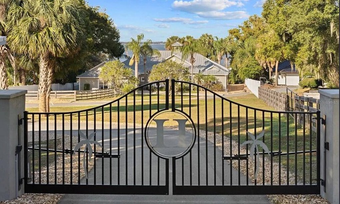Weirsdale Casa | Hilltop Hideaway- Pet Friendly Lake Weir Retreat W/Sandy Beach & Pool