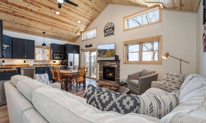 McHenry Cabina | Hilltop Hideaway, Sleeps 7, Hot tub, and fire pit!!