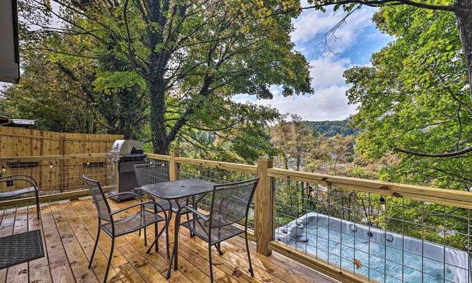 West Jefferson Cabaña | Hilltop Hideaway w/ Scenic Views & Hot Tub!