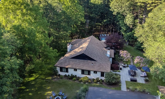 Hurley Casa | Hilltop Hideaway w / pool en un entorno arbolado privado
