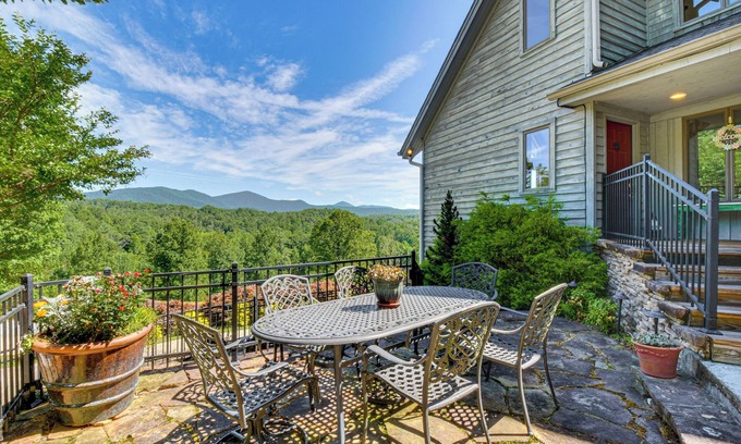 Dahlonega Casa | ¡NUEVO! Hilltop Home w / Panoramic Forest + Mtn Vistas!